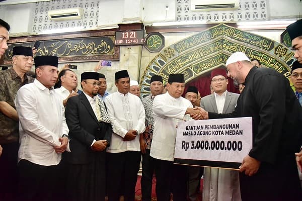 menhan_prabowo_serahkan_bantuan_rp3_m_untuk_pembangunan_masjid_agung_medan