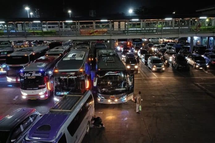 menhub_siapkan_lima_kapal_hadapi_lonjakan_kendaraan_di_pelabuhan_bakauheni