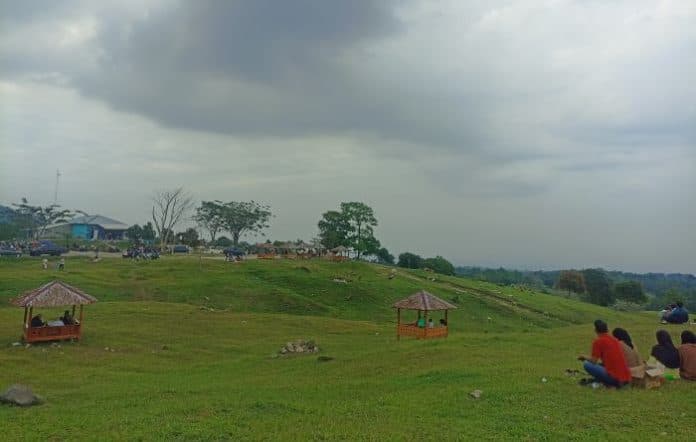 menikmati_hamparan_rumput_hijau_di_destinasi_wisata_medan_magnet