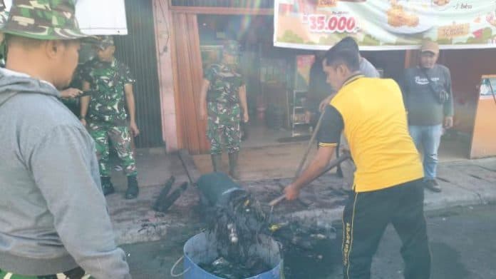 menjelang_hut_tni_ke_79_polri_bergotong_royong_di_samosir