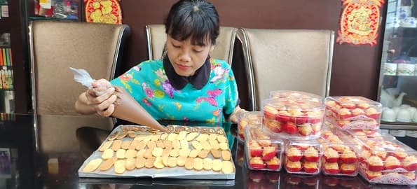 menjelang_imlek_permintaan_kue_kering_di_medan_meningkat
