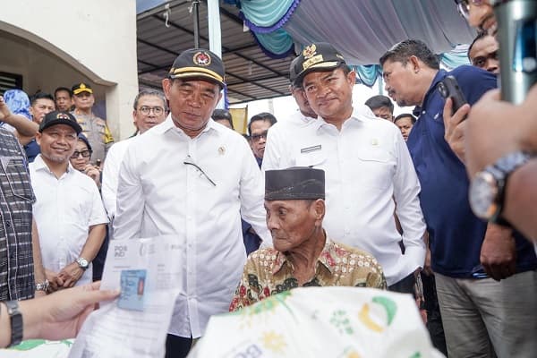 menko_pmk_serahkan_bantuan_beras_cpp_di_belawan