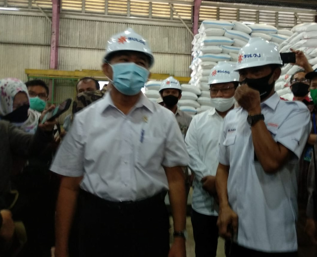 menko_pmk_tinjau_kualitas_beras_di_gudang_bulog_medan