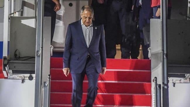 menlu_rusia_lavrov_dilarikan_ke_rumah_sakit_setelah_tiba_di_bali