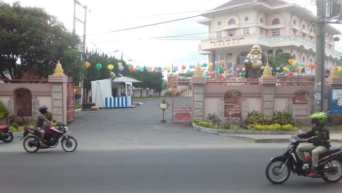 menyambut_hari_raya_imlek_tahun_2571_ratusan_polisi_amankan_vihara_dan_klenteng