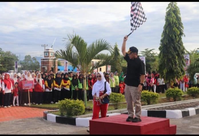 menyambut_hut_ri_ke_78_pemkab_paluta_gelar_jalan_santai_dan_senam_bersama