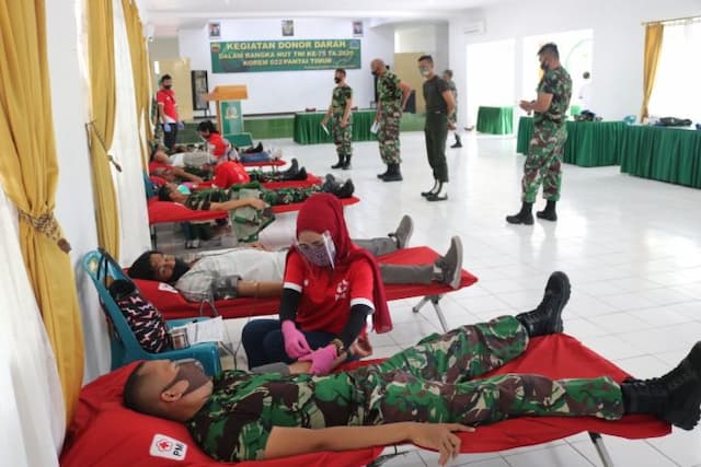 menyambut_hut_tni_ke_75_korem_022pt_gelar_donor_darah