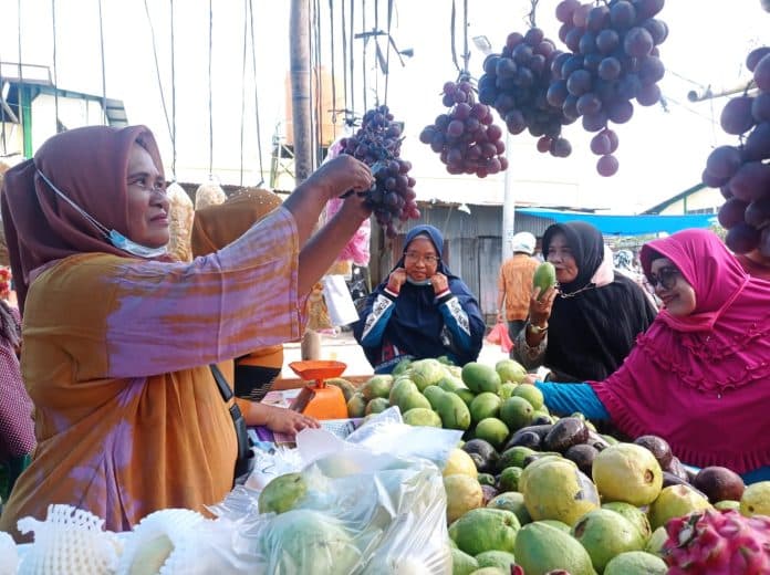 meraup_untung_di_pasar_rakyat_sei_rampah_2_jam_jual_buah_tembus_1_juta