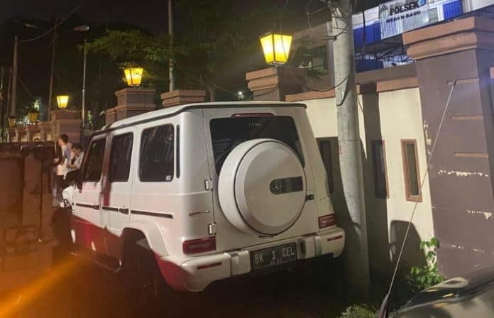 mercedez_benz_melaju_kencang_sebelum_tabrak_2_mobil_dan_motor_di_wahid_hasyim