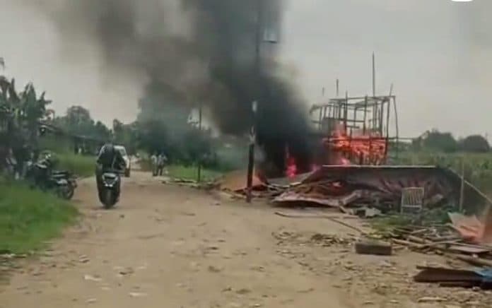 meresahkan_polisi_bakar_gubuk_narkoba_di_jalan_jermal_15_percut_sei_tuan