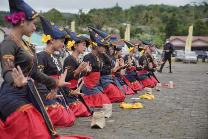 meriahnya_pesta_budaya_oang_oang_di_pakpak_bharat