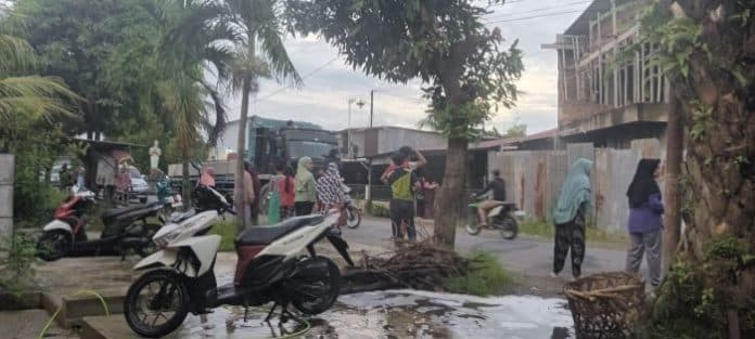 merusak_jalan_emak_emak_di_medan_marelan_hadang_truk_betonase_besar_melintas