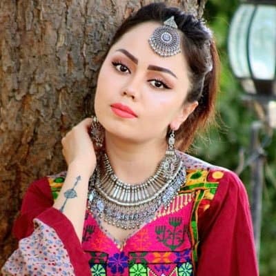 meski_dilarang_di_afghanistan_wanita_si_pembuat_tato_ini_tetap_berkarya