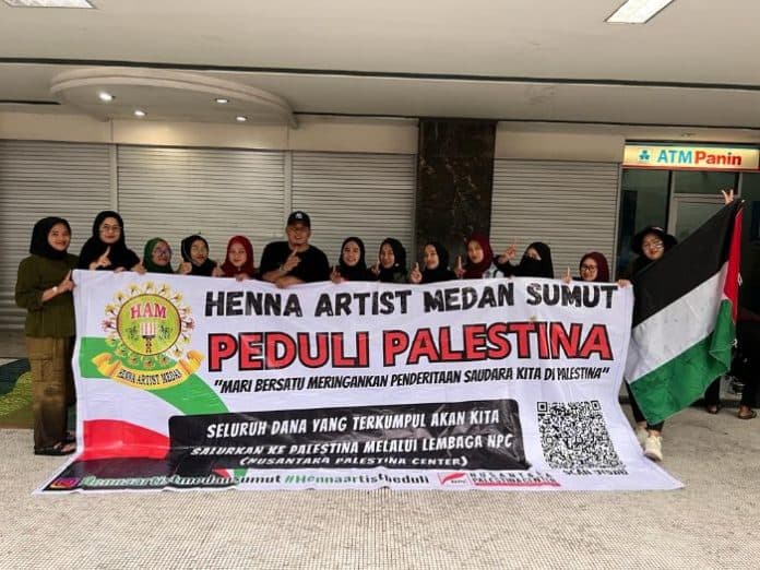 meski_hujan_komunitas_henna_artist_tetap_galang_donasi_untuk_palestina