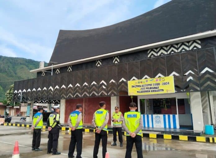 meski_libur_telah_usai_polres_samosir_tetap_siaga_jaga_keamanan_pelabuhan