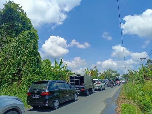 mini_bus_rusak_jalan_sidamanik_macet_panjang