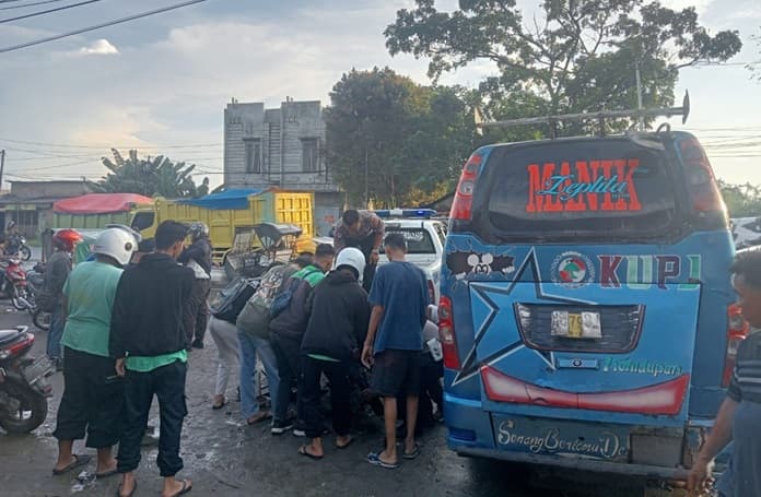 minibus_kupj_tabrak_pengendara_motor_saat_hujan_di_lubuk_pakam