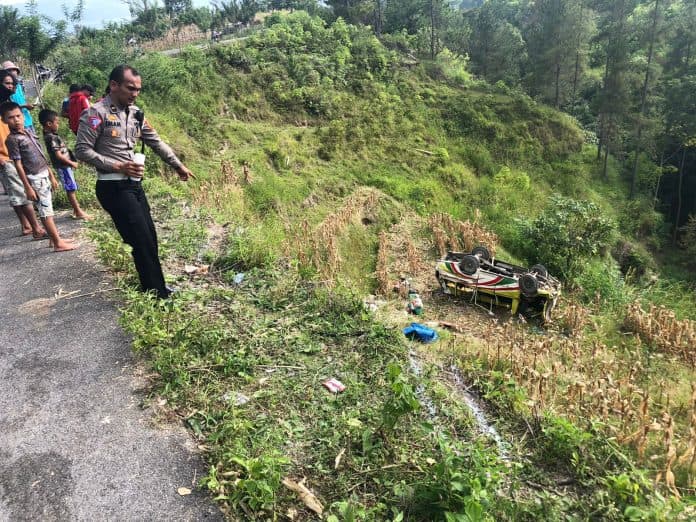 minibus_masuk_jurang_di_samosir_2_tewas_13_luka_luka