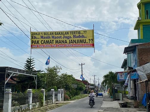 minta_camat_tepati_janji_tangani_macet_masyarakat_pasang_baliho_protes_di_pasar_gambir