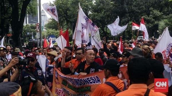 minta_copot_direksi_pekerja_bumn_geruduk_kantor_erick_thohir