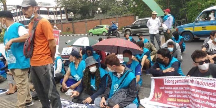 minta_dikirim_ke_4_negara_tujuan_warga_afghanistan_demo_kantor_wali_kota_medan