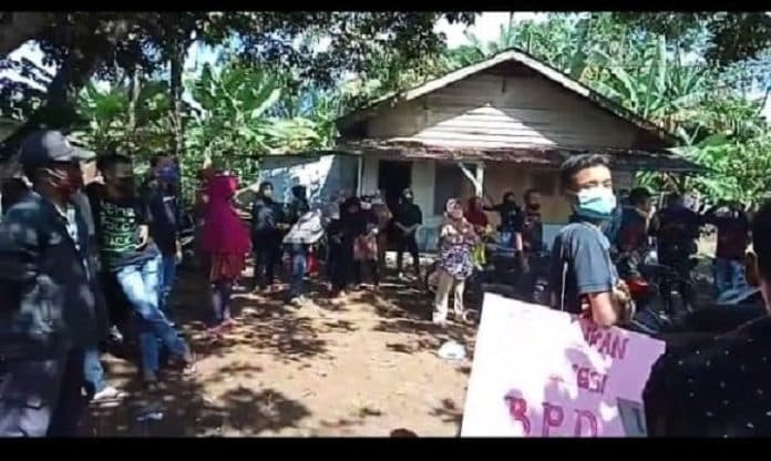 minta_kades_dicopot_warga_desa_sei_karang_unjukrasa