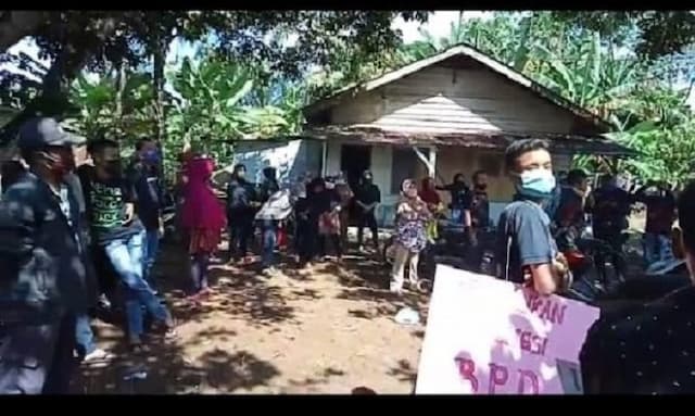 minta_kades_dicopot_warga_desa_sei_karang_unjukrasa
