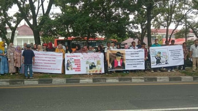 minta_keadilan_keluarga_korban_pembunuhan_eks_anggota_dprd_langkat_datangi_kejatisu