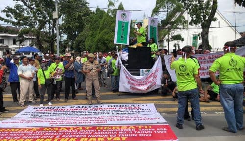 minta_keadilan_tanah_diperhatikan_kelompok_masyarakat_geruduk_kantor_gubsu