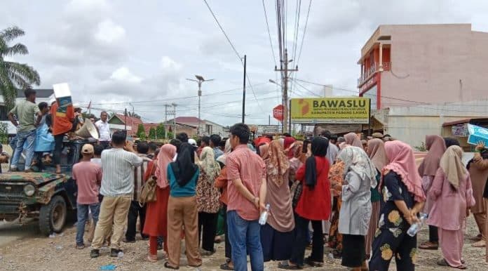 minta_kotak_suara_dibuka_ulang_massa_ulu_sosa_kembali_demo_bawaslu_palas