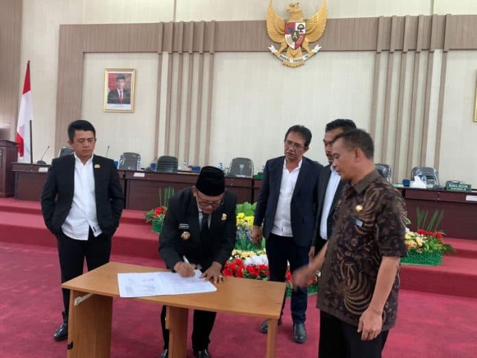 minus_gerindra_dan_hanura_enam_fraksi_setujui_p_apbd_ta_2022_simalungun