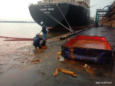 minyak_tumpah_di_laut_belawan_pt_pelindo_multi_terminal_harus_bertanggungjawab