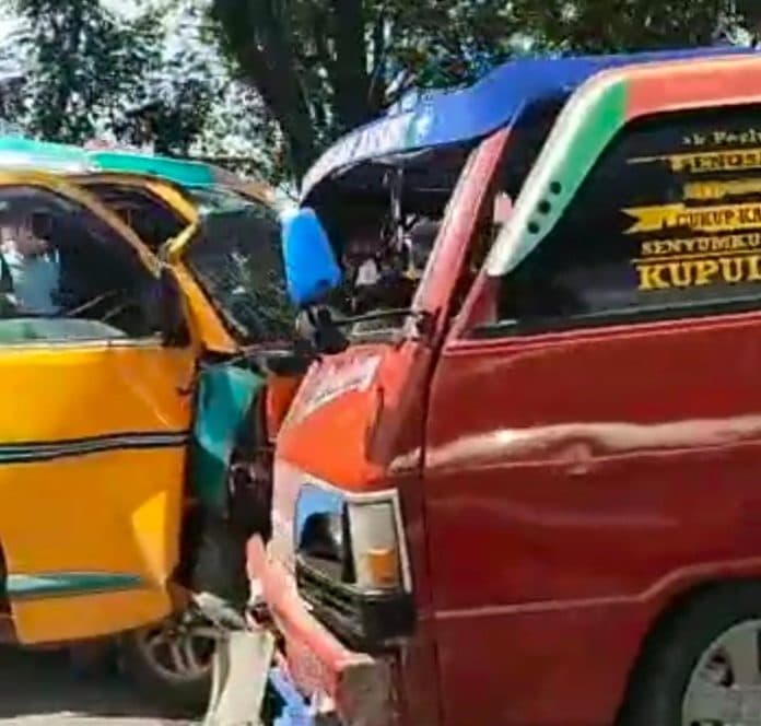 mitsubishi_l300_laga_kambing_dengan_angkot_nitra_p25_empat_orang_luka_luka
