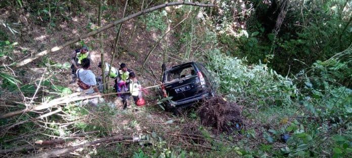mobil_avanza_masuk_jurang_di_parapat_seorang_balita_tewas