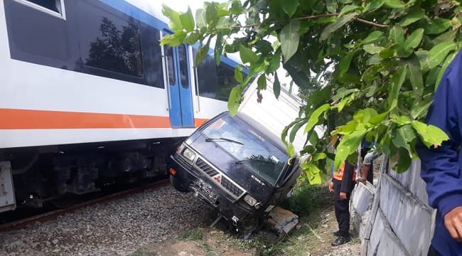 mobil_boks_terobos_pintu_nengnong_ditabrak_ka_jurusan_medan_kualanamu