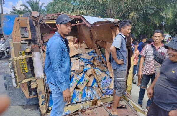 mobil_box_ditabrak_ka_di_perlintasan_tanpa_palang_sopir_dan_kernet_selamat