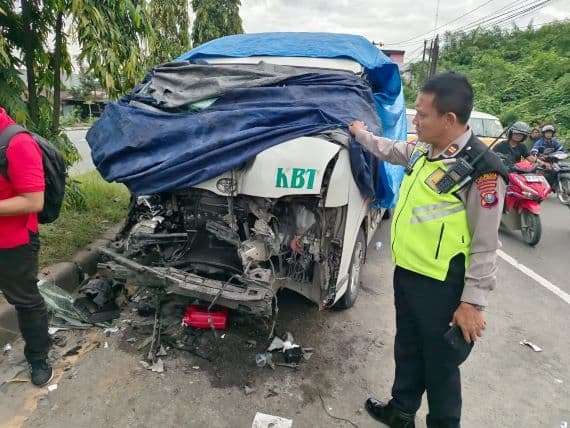mobil_hiace_kbt_seruduk_pick_up_yang_berhenti_hingga_terbalik_di_tanjung_morawa