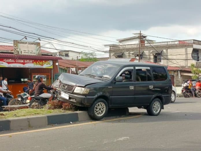 mobil_kijang_hitam_tabrak_sejumlah_pengendara_motor_di_jalan_jamin_ginting_medan
