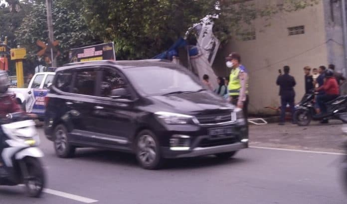 mobil_mewah_pabrikan_porsche_tabrak_kantor_sat_samapta_polrestabes_medan
