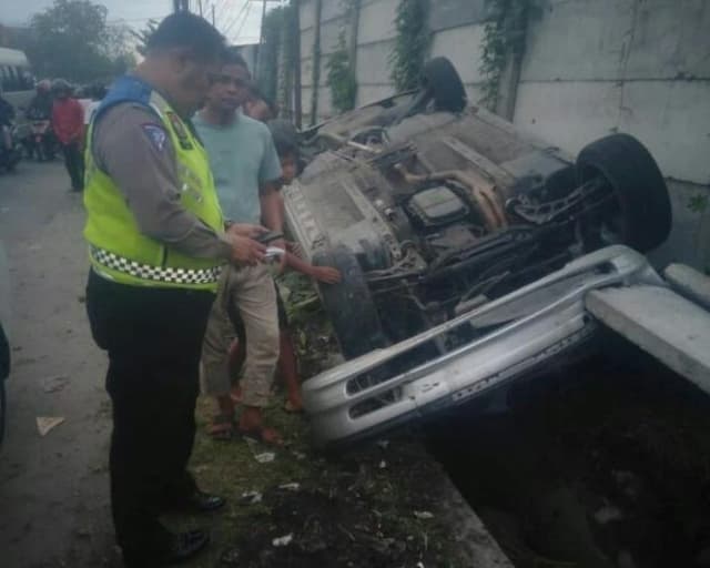 mobil_milik_anggota_tni_terguling_di_parit_sunggal