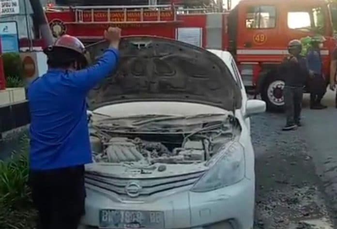 mobil_minibus_terbakar_saat_isi_bbm_di_spbu_letda_sujono_medan