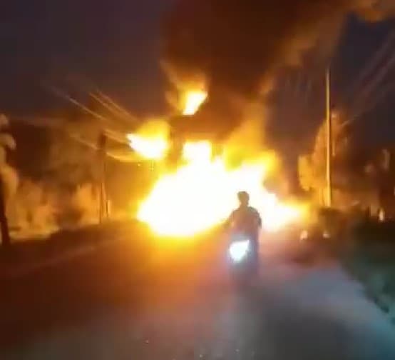 mobil_muatan_bbm_terbakar_di_jalan_galang_lubuk_pakam
