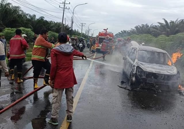 mobil_pegawai_pemkab_batubara_terbakar_di_jalan_lintas_perdagangan_lima_puluh
