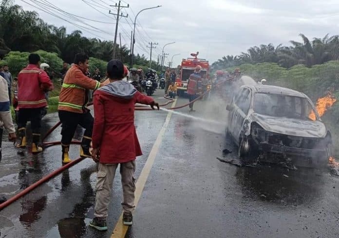 mobil_pegawai_pemkab_batubara_terbakar_di_jalan_lintas_perdagangan_lima_puluh