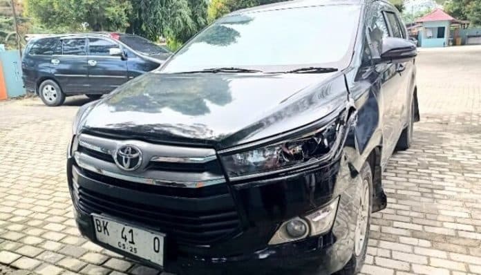 mobil_pemkab_batu_bara_tabrak_pemotor_disulap_jadi_plat_putih