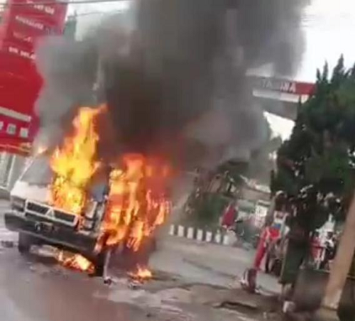 mobil_penumpang_mitsubishi_l300_ludes_terbakar_di_spbu_simpang_selayang