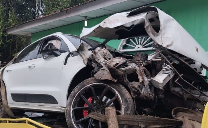 mobil_porsche_tabrak_kantor_polisi_di_medan_dikemudikan_wanita