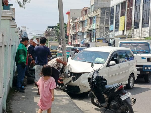 mobil_putih_ringsek_usai_tabrak_tiang_listrik_di_jalan_thamrin_medan