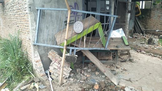 mobil_ringsek_dihantam_ka_di_medan_barat_tabrak_rumah_warga