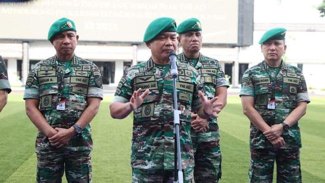 mobil_rombongan_ksad_jenderal_dudung_kecelakaan_di_papua_1_prajurit_tni_tewas